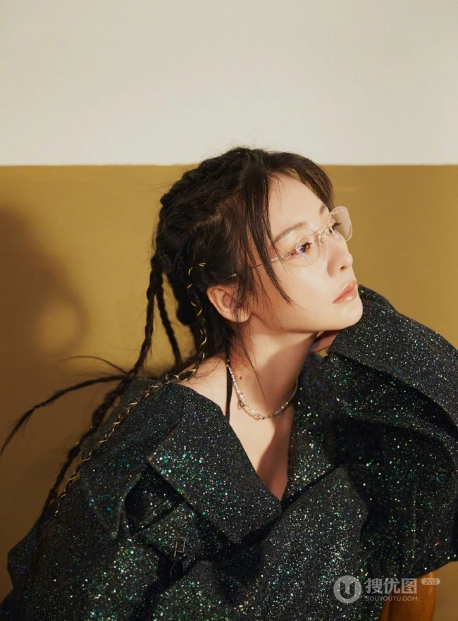 柳岩微博晒多套服饰写真美照，配文称世界上另一个我