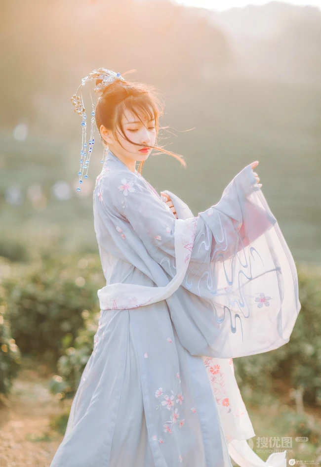眉心一点朱砂，汉服女生茶园唯美写真 第5张