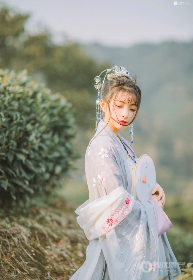 眉心一点朱砂，汉服女生茶园唯美写真 第2张