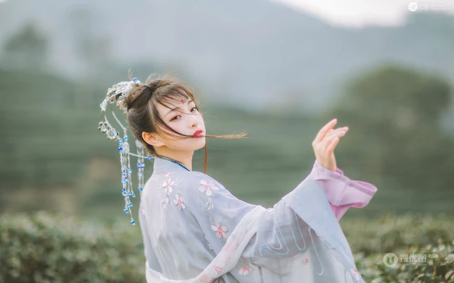 眉心一点朱砂，汉服女生茶园唯美写真 第4张
