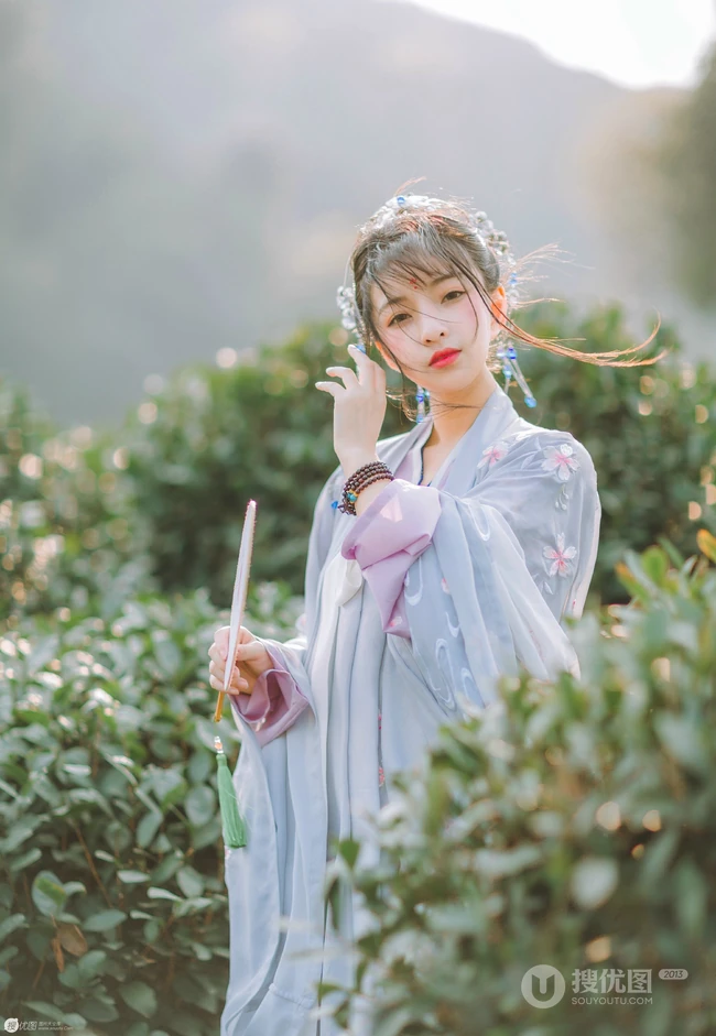 眉心一点朱砂，汉服女生茶园唯美写真 第1张