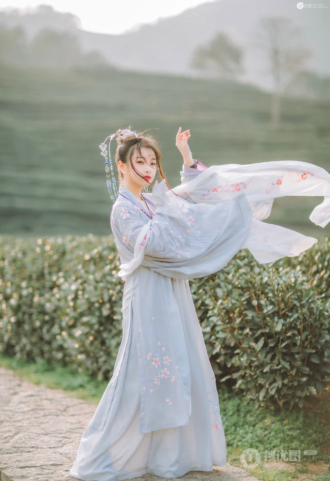 眉心一点朱砂，汉服女生茶园唯美写真 第3张