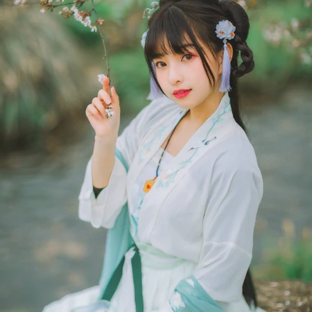 不畏寒雪唯有寒梅，盘发古风汉服女生梅花树下唯美写真