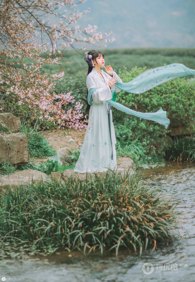不畏寒雪唯有寒梅，盘发古风汉服女生梅花树下唯美写真 第2张