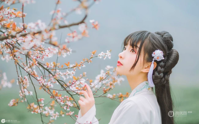 不畏寒雪唯有寒梅，盘发古风汉服女生梅花树下唯美写真 第5张