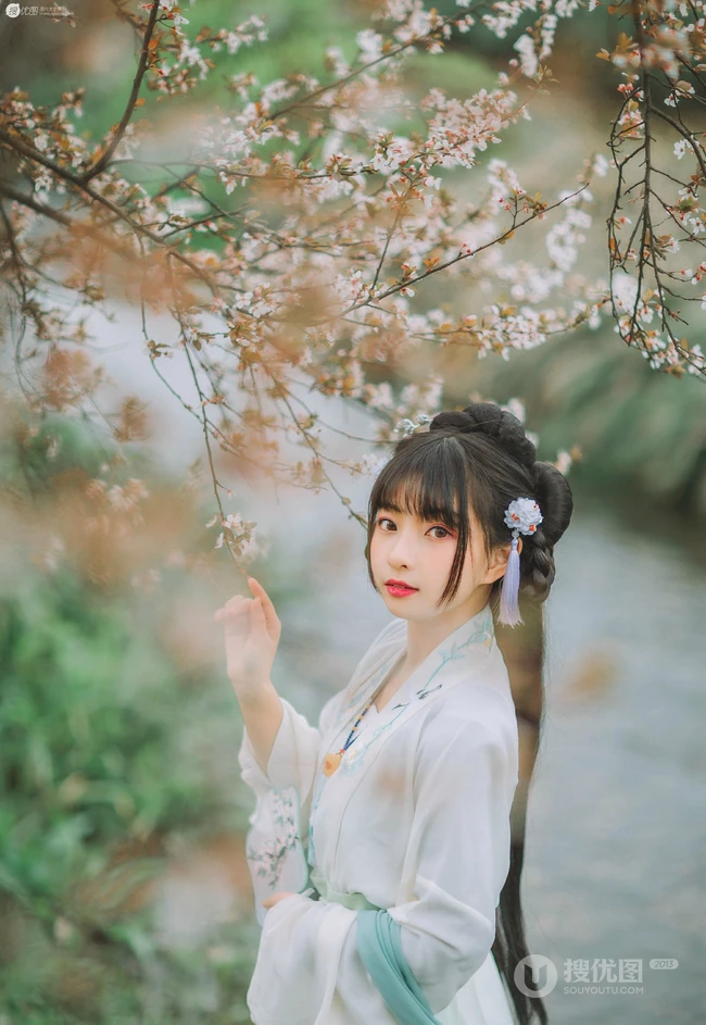 不畏寒雪唯有寒梅，盘发古风汉服女生梅花树下唯美写真 第7张