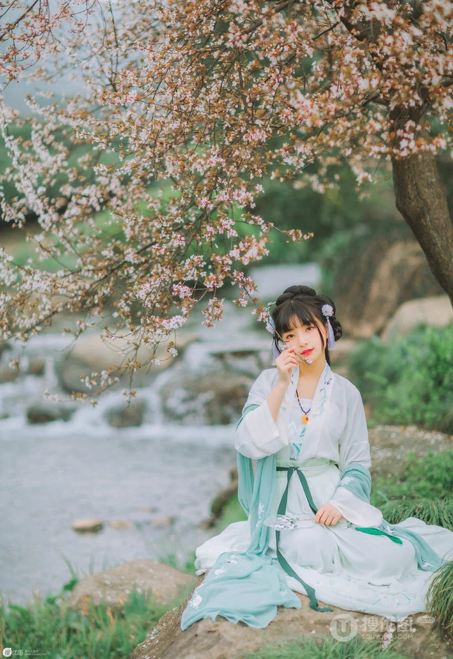 不畏寒雪唯有寒梅，盘发古风汉服女生梅花树下唯美写真 第6张