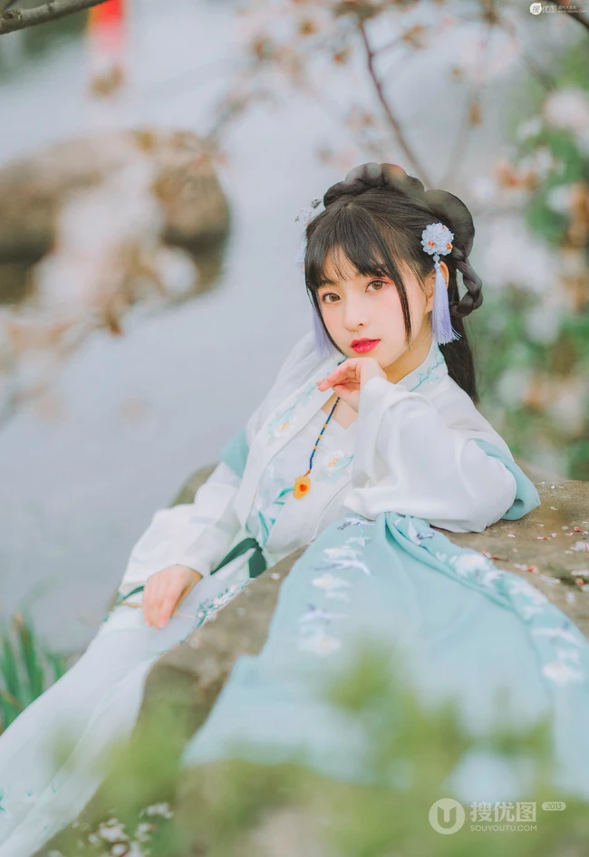 不畏寒雪唯有寒梅，盘发古风汉服女生梅花树下唯美写真 第4张