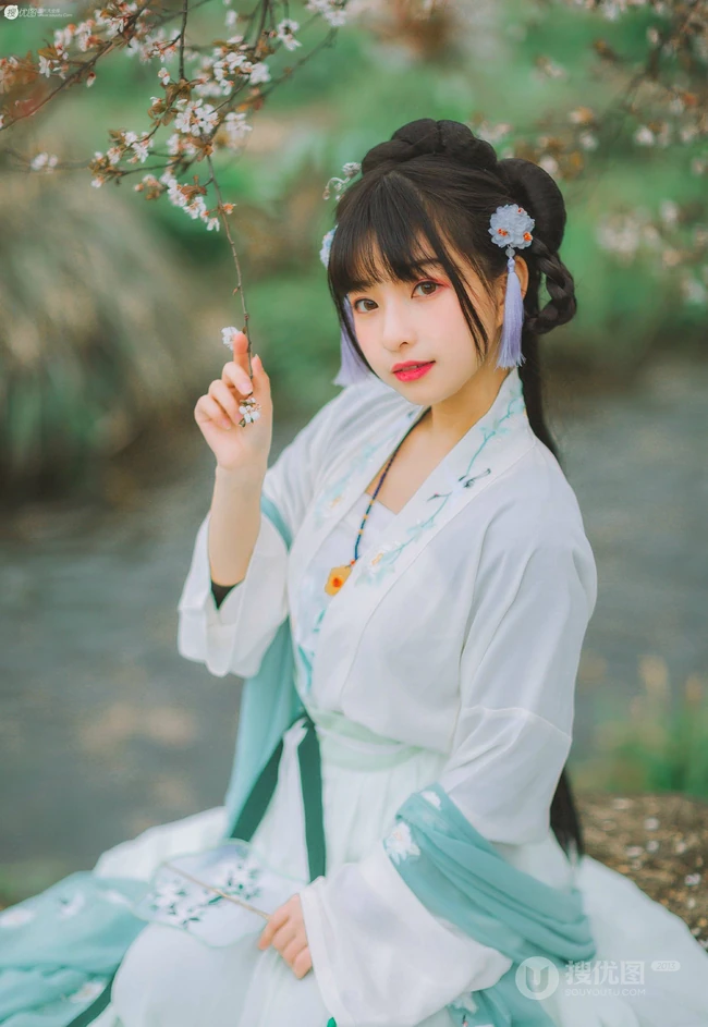 不畏寒雪唯有寒梅，盘发古风汉服女生梅花树下唯美写真 第1张