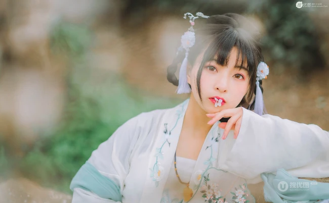 不畏寒雪唯有寒梅，盘发古风汉服女生梅花树下唯美写真 第3张