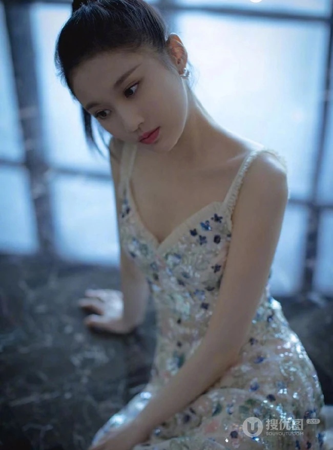 张慧雯气质肩带亮片连衣裙礼服温婉动人写真图片