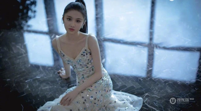 张慧雯气质肩带亮片连衣裙礼服温婉动人写真图片