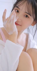 涂指甲油的浅粉背心短裤少女气质室内线条感图片