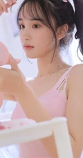 涂指甲油的浅粉背心短裤少女气质室内线条感图片