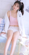 涂指甲油的浅粉背心短裤少女气质室内线条感图片