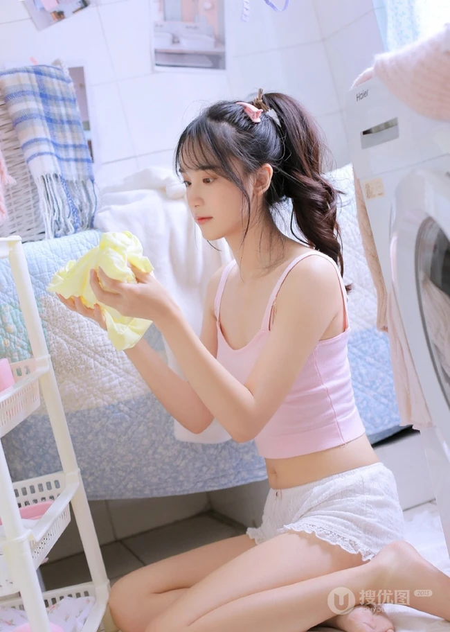 涂指甲油的浅粉背心短裤少女气质室内线条感图片