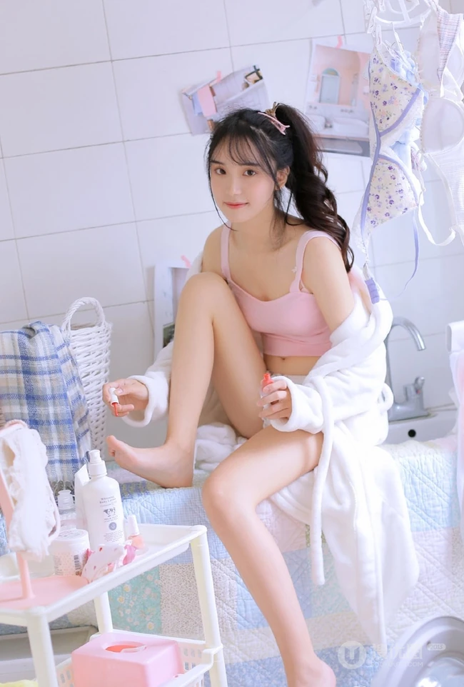 涂指甲油的浅粉背心短裤少女气质室内线条感图片