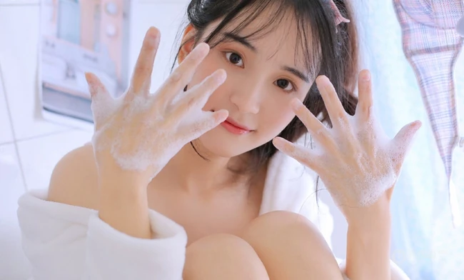 涂指甲油的浅粉背心短裤少女气质室内线条感图片