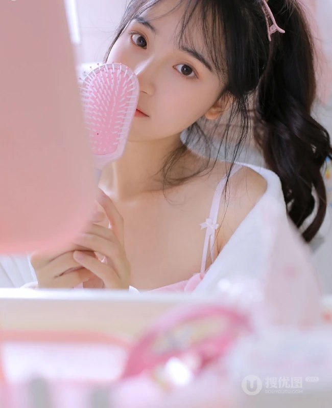 涂指甲油的浅粉背心短裤少女气质室内线条感图片