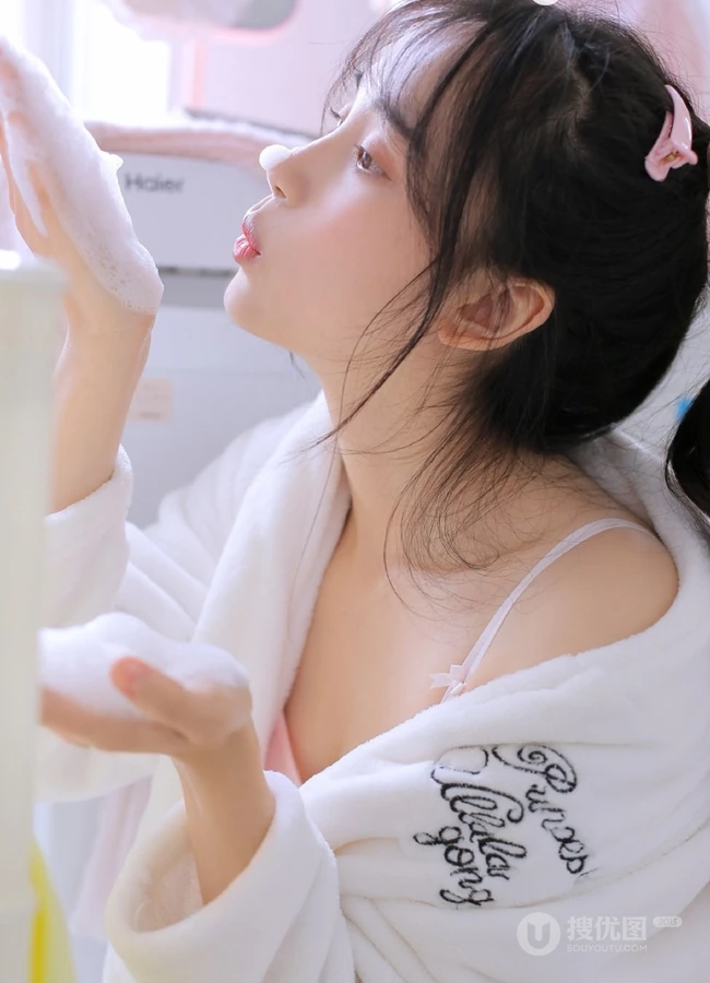 涂指甲油的浅粉背心短裤少女气质室内线条感图片