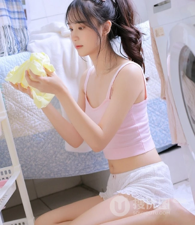 涂指甲油的浅粉背心短裤少女气质室内线条感图片