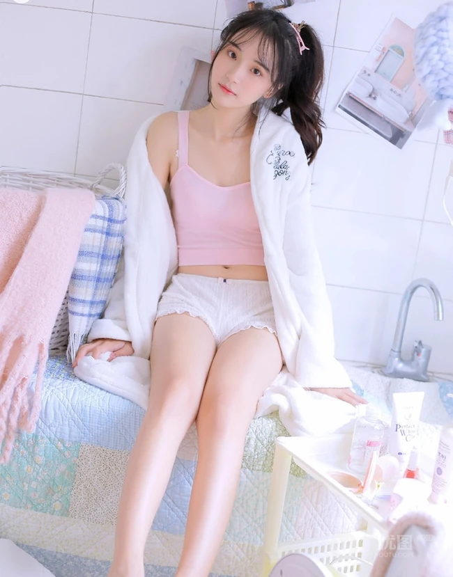 涂指甲油的浅粉背心短裤少女气质室内线条感图片
