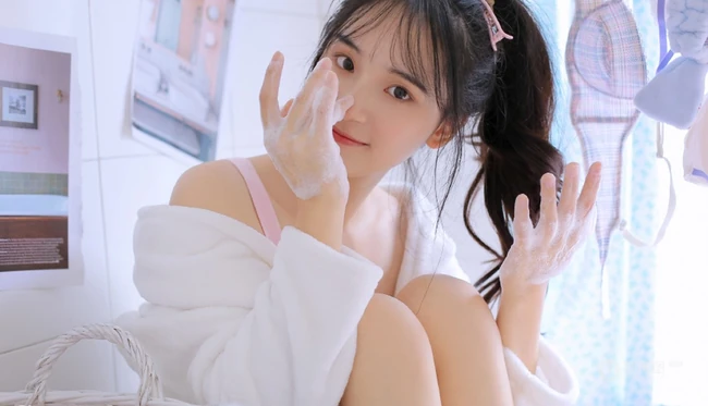 涂指甲油的浅粉背心短裤少女气质室内线条感图片