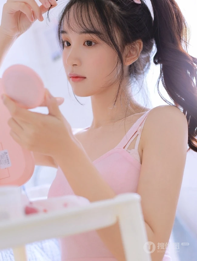 涂指甲油的浅粉背心短裤少女气质室内线条感图片