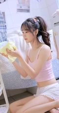 涂指甲油的浅粉背心短裤少女气质室内线条感图片