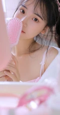 涂指甲油的浅粉背心短裤少女气质室内线条感图片