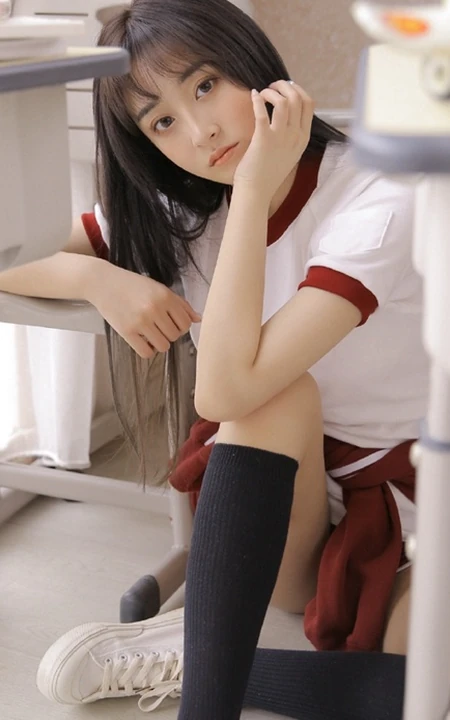 双眼皮精选学生制服短裤台湾少女课桌间动人写真