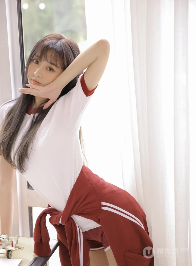 双眼皮精选学生制服短裤台湾少女课桌间动人写真