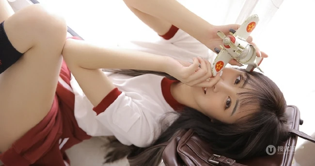 双眼皮精选学生制服短裤台湾少女课桌间动人写真
