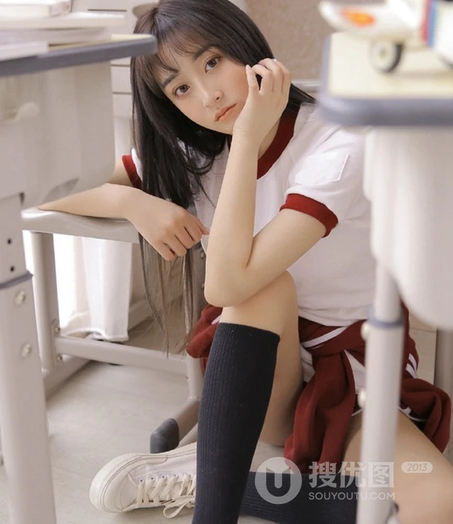 双眼皮精选学生制服短裤台湾少女课桌间动人写真