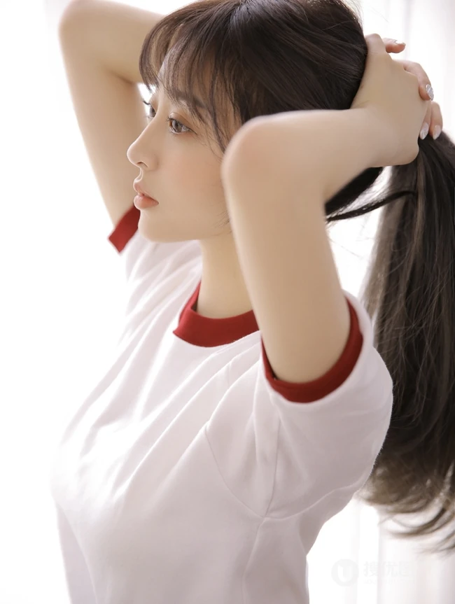 双眼皮精选学生制服短裤台湾少女课桌间动人写真