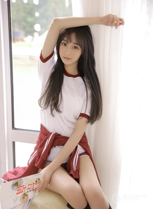 双眼皮精选学生制服短裤台湾少女课桌间动人写真