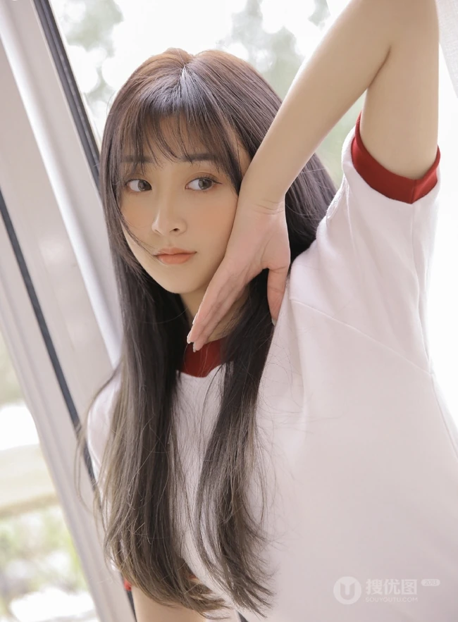 双眼皮精选学生制服短裤台湾少女课桌间动人写真