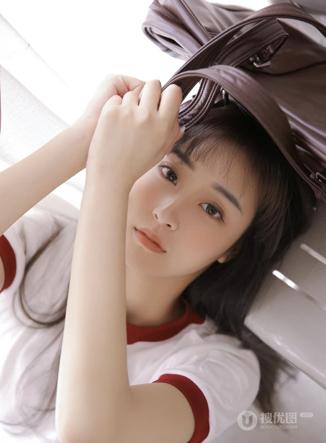 双眼皮精选学生制服短裤台湾少女课桌间动人写真