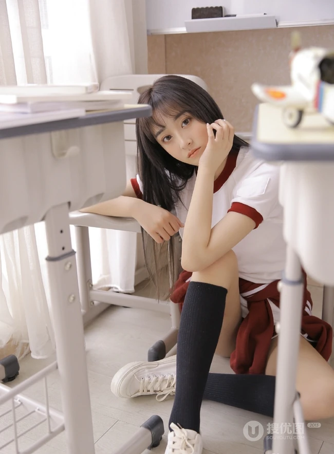 双眼皮精选学生制服短裤台湾少女课桌间动人写真