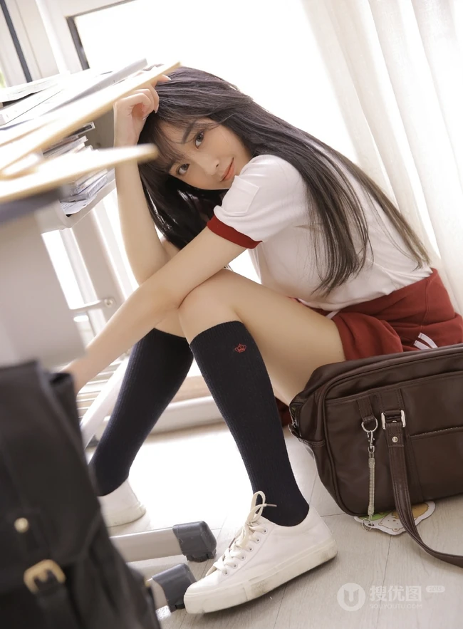 双眼皮精选学生制服短裤台湾少女课桌间动人写真