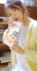 大大的眼睛会说话，大眼睛白皙少女室内写真图片
