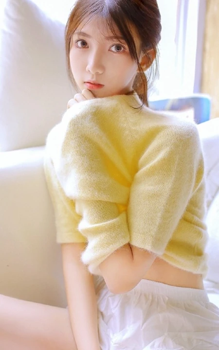 大大的眼睛会说话，大眼睛白皙少女室内写真图片