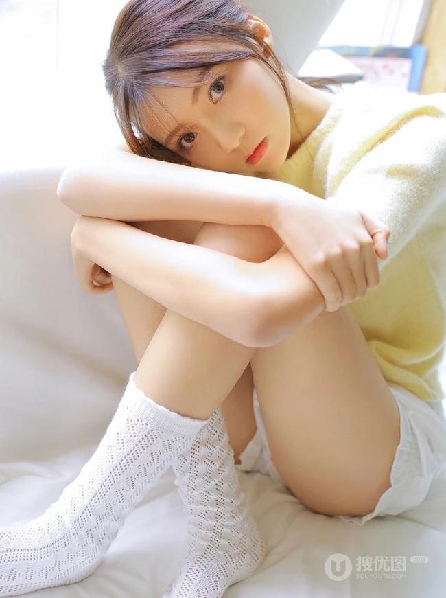 大大的眼睛会说话，大眼睛白皙少女室内写真图片