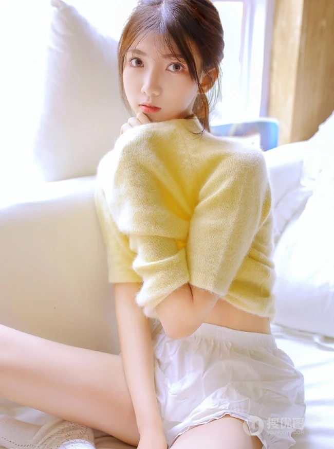 大大的眼睛会说话，大眼睛白皙少女室内写真图片