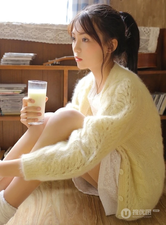 大大的眼睛会说话，大眼睛白皙少女室内写真图片