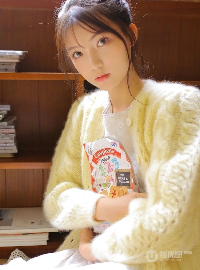 大大的眼睛会说话，大眼睛白皙少女室内写真图片