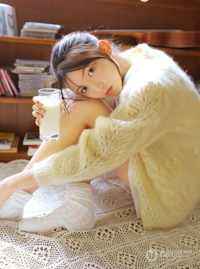 大大的眼睛会说话，大眼睛白皙少女室内写真图片