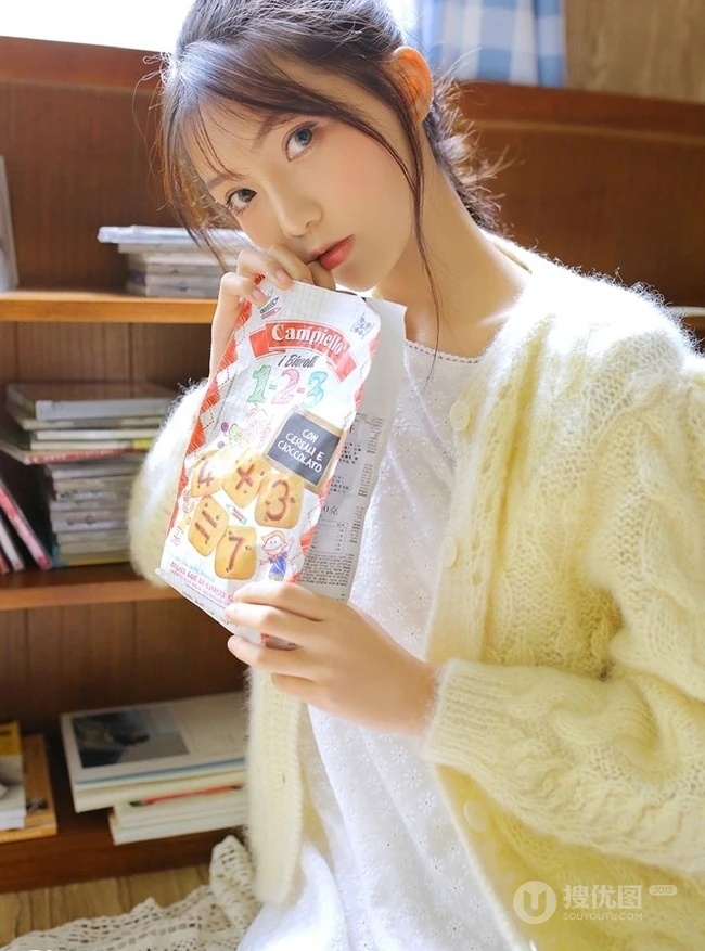 大大的眼睛会说话，大眼睛白皙少女室内写真图片