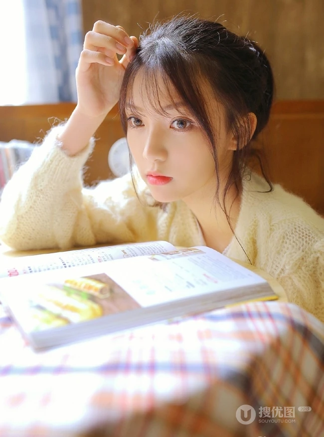 大大的眼睛会说话，大眼睛白皙少女室内写真图片