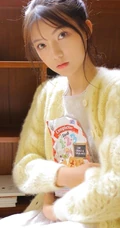 大大的眼睛会说话，大眼睛白皙少女室内写真图片